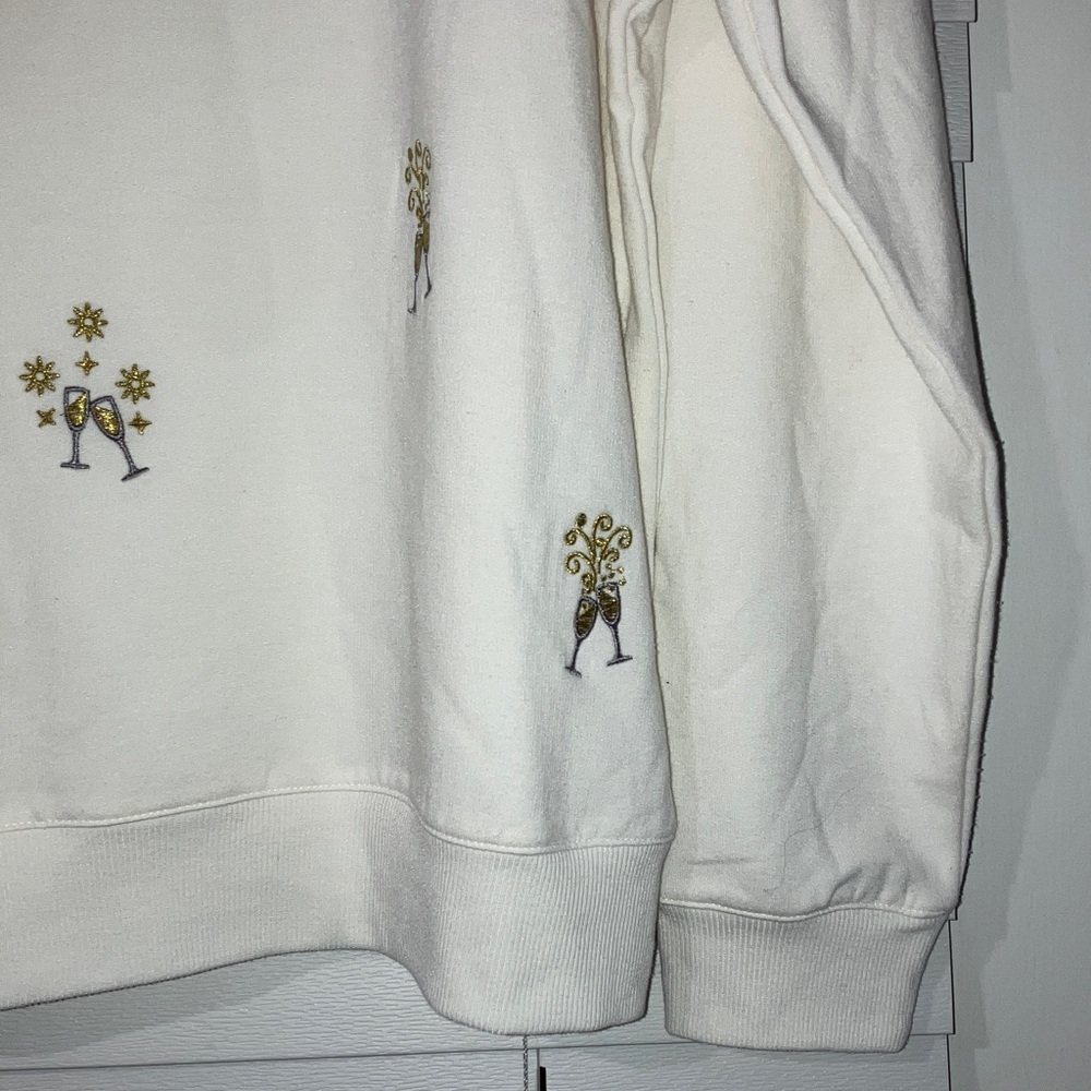 Elegant Cream V-Neck Sweater with Floral Accents - Picture 7 of 9